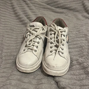 Sneakers karl Lagerfeld  - Säljer nu dessa jättecoola sneakers från karl Lagerfeld. De är i gott skick men lite slitna. Skriv gärna ifall ni är intresserade!❤️