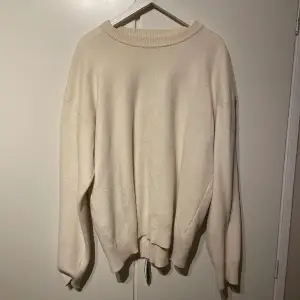 Krämvit, långärmad tröja från Zara i bomullsmaterial, knappt använd. Passar L.