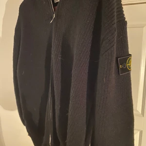 STN ISLAND ZIP - Tja! Säljer denna feta STN ISLAND zip i svart. XL/XXL. DM för fler frågor