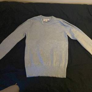 Tunn ljusblå stickad tröja från Saint Tropez i xs men har krympt lite i ärmarna, original pris 345 kr❤️
