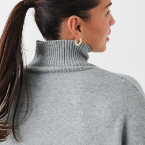 Helt ny grå stickad - Säljer min helt nya gråa stickade tröjan från Gina Tricot!😍Helt ny då jag aldrig använt den då jag ångrade mig när jag redan tagit av lappen och den går därför inte att lämna tillbaka, säljer därför här🩷 Jättemjuk, nypris: 359 kr där av priset❣️