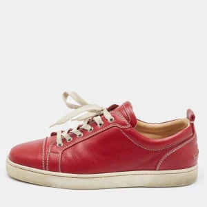 Röda Louboutin sko  - En riktig schysst läder Louboutin sko. Skicket är runt 8/10. Har inte beställt än så skriv vid minsta funderingar så kan dröja lite på skon