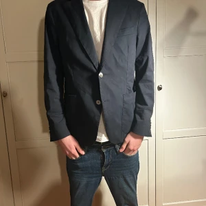 Oscar Jakobson kavaj - Superfin kavaj från Oscar Jakobson som är oanvänd. Det är en kavaj i ”chinosmatetial”. Samma material som på chinos. Det ör bara att fråga vid minsta fråga!😃