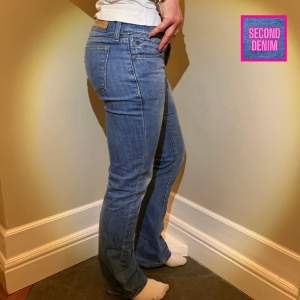 Lågmidjade bootcut jeans från Levi’s. Midjemått 80 cm. Innerbenslängd 80 cm. Modellen är 170🩵