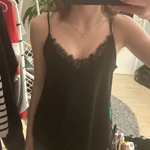 Svart linne med spets - Svart spets linne i jätte bra skick, knappt använt💕
