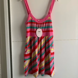 Tunika/tröja  - Tunika i nyskick 🌸 skulle uppskatta att tunikan är liten i storleken. Stretchigt material 