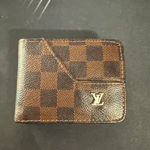 En fin Louis Vuitton plånbok som är knappt använd i fint skick och brun färg och priset kan diskuteras