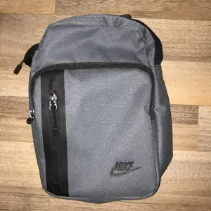 Hej nu säljer Nike axelrem väska då den bara ligger och släppar. Där har ALDRIG används 