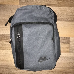 Nike axelrem väska - Hej nu säljer Nike axelrem väska då den bara ligger och släppar. Där har ALDRIG används 