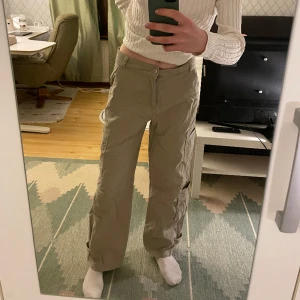 Beiga Cargobyxor - Jättefina sant-färgade Cargobyxor med massa snygga fickor. Sitter lätt och bekvämt på en! ❤️