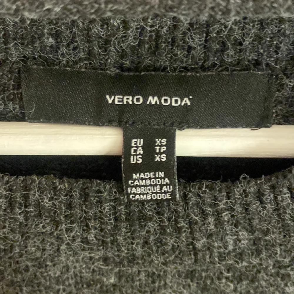 En grå/svart stickad tröja från Vero Moda super skön och så fin färg . Stickat.