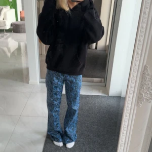 Zebrabyxor - Säljer dessa superfina zebrabyxor från NOMI UF då de tyvärr va för stora i midjan. Lite defekter längst ned så bilden!! 💞💞