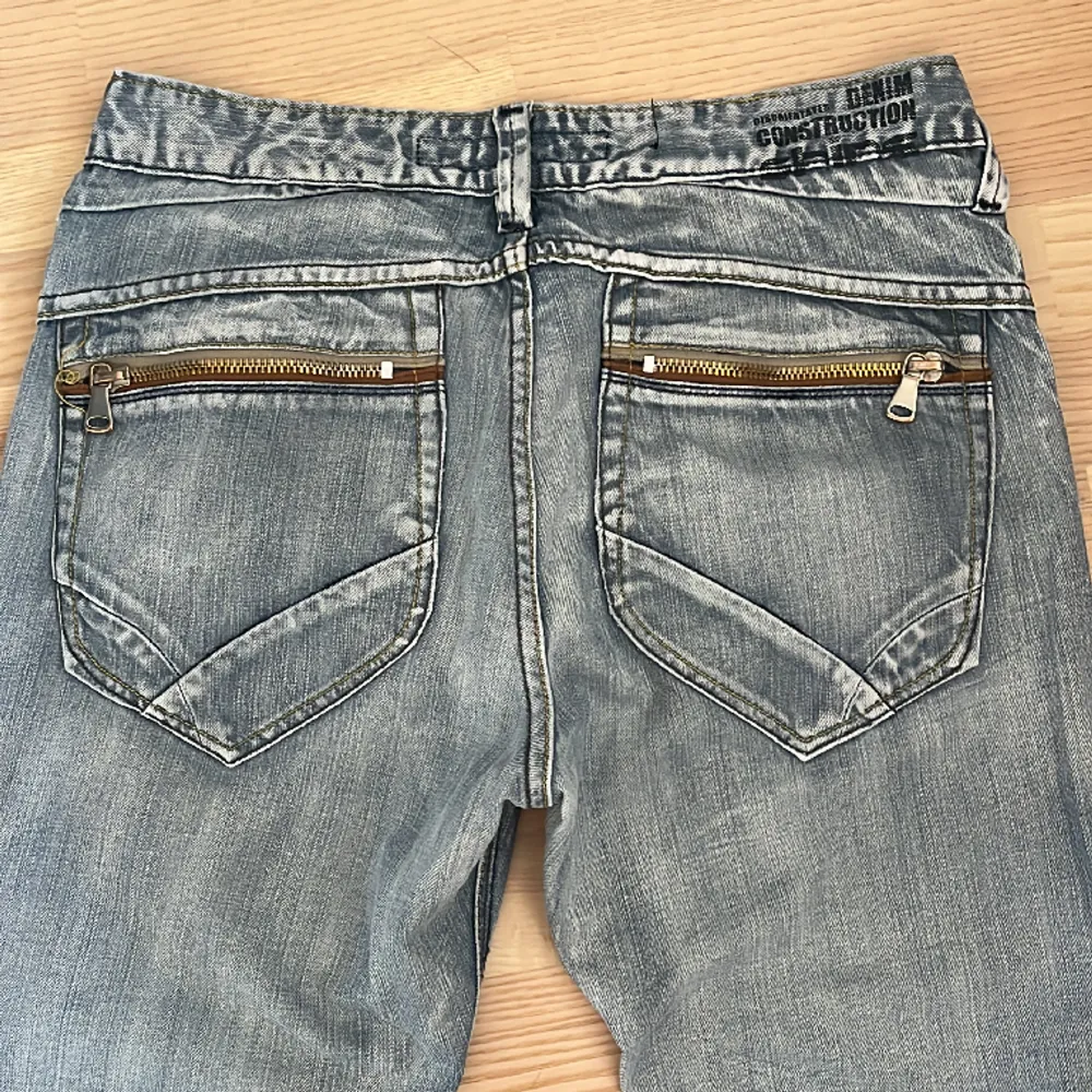 Supersnygga ljusblå baggy jeans! Midjemått: ca 90 cm, Innerbenslängd: ca 76 cm . Jeans & Byxor.