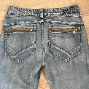 Supersnygga ljusblå baggy jeans! Midjemått: ca 90 cm, Innerbenslängd: ca 76 cm 