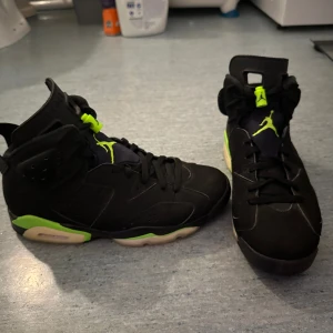 Jordan 6 electric green  - Köpta i usa Cond 9/10 (inga flaws) Har ej kommit till användning på ett tag så måste tyvärr säljas:/ Möts upp i Stockholm, pris kan diskuteras  