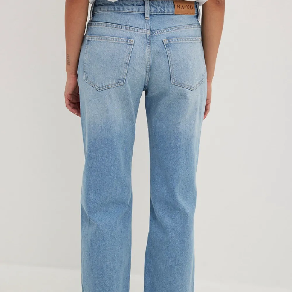 Raka jeans med medelhög midja från NA-KD. Helt nya, aldrig använda! Storlek 38💕 frakt tillkommer🙌🏼. Jeans & Byxor.