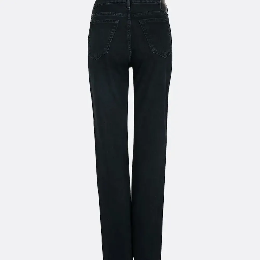 Dessa jeans är från bikbok (LOW STRAIGHT 990 JEANS) och har inga defekter💗   storlek: W:26 L:32  Säljer pga att de inte kommer till användning💗 Orginalpris:699kr. Jeans & Byxor.