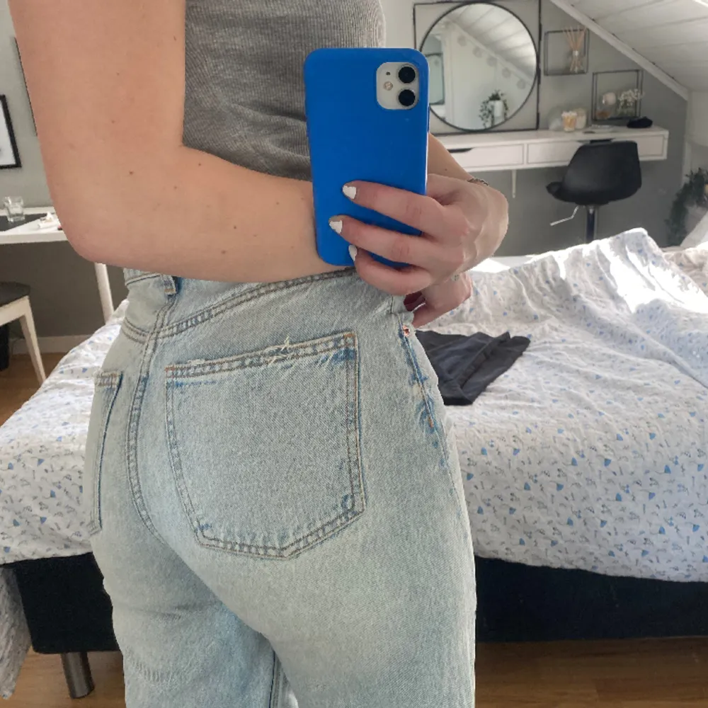 Superfina jeans från Zara. Använda men i gott skick. Bra längd för mig som är ca 167. Nypris 400kr🩵🩵. Jeans & Byxor.
