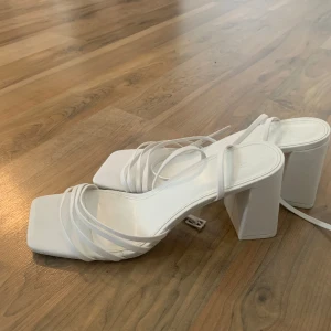 Vita klackskor  - Vita fina klackskor från H&M i storlek 40, använda en gång men säljer nu då jag sällan använder klackar. Pris kan diskuteras då jag vill bli av med saker och få mer plats.