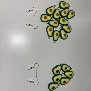 Avokado berlock som örhängen  - Dessa är örhängen som jag gör själv. Ni bestämmer själva vilken färger ni vill ha. Men det finns bara de färger som är med på bilderna. Dessa är aldrig använda. Skriv till mig om du undrar något. OBS! När du köper denna kommer du endast köpa ett par!