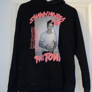 Shawn mendes hoodie  - En shawn mendes merch från hans senaste tour. Köpt på friends arena   (pris går att diskutera) Nypris 900