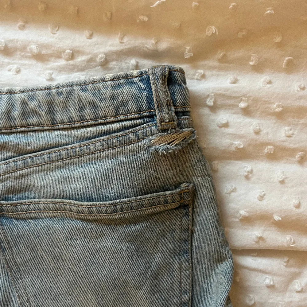 Fina lågmidjade blåa zara jeans som inte används löngre, OBS!! har ett litet hål på den högra sidan som man ser på bild 3!!Innerbenslängden är 85 och midjemåttet är 35 rakt över💓. Jeans & Byxor.