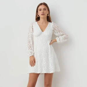 Söker- lace wired mini dress - Söker denna klänning till studenten från Gina Tricot! Storlek 32