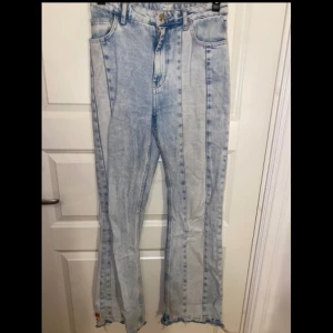 Jeans - Tvåfärgade coola jeans, bootcut, använt en del men fortfarande bra skick, säljer då de blivit för små❤️