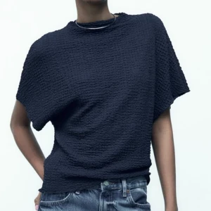 T-shirt - Superfin marinblå T-shirt från Zara som inte finns att köpa längre! Endast använd ett fåtal gånger💙Storlek S. Säljer för 100kr + frakt!