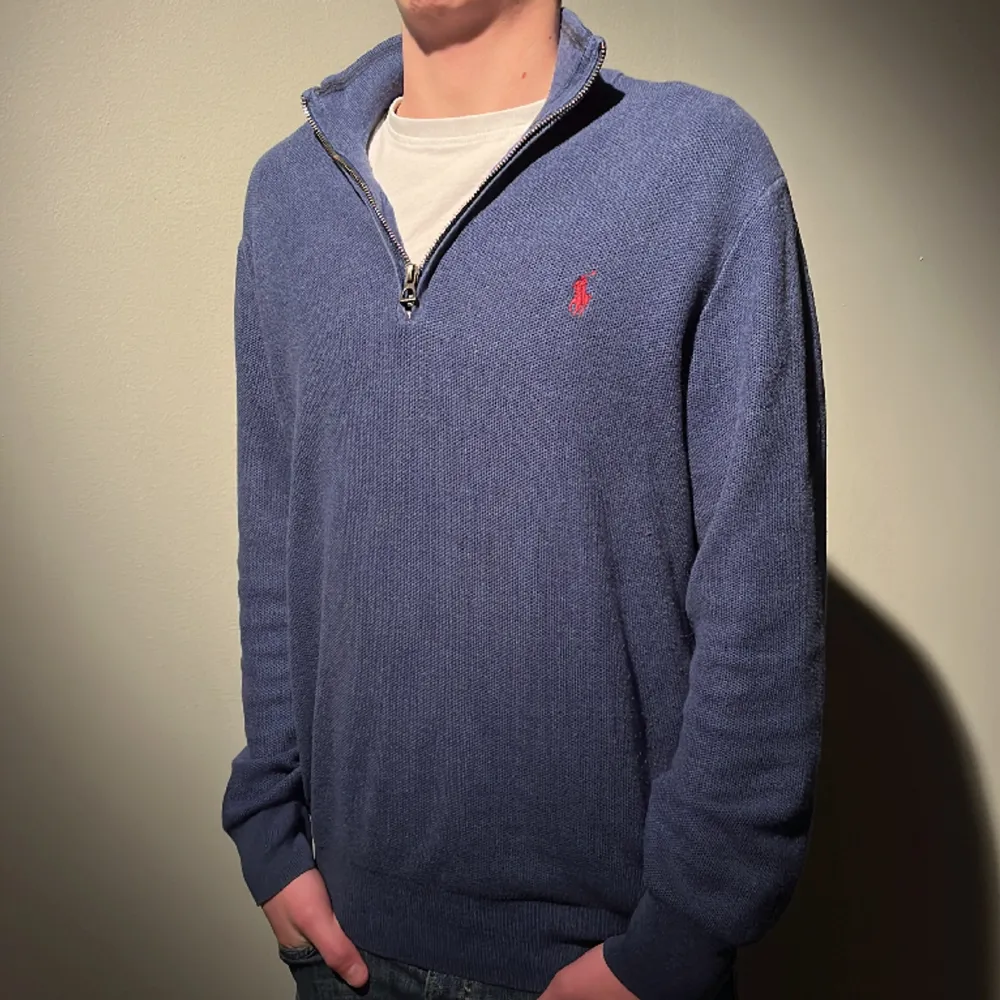 |Ralph lauren half zip| | Skick 9/10, mycket bra skick.| |storlek M, modellen är 180cm.| Nypris 2000kr.| |Fraktar spårbart via postnord eller instabox.| |Skriv privat för frågor.|🍾. Tröjor & Koftor.