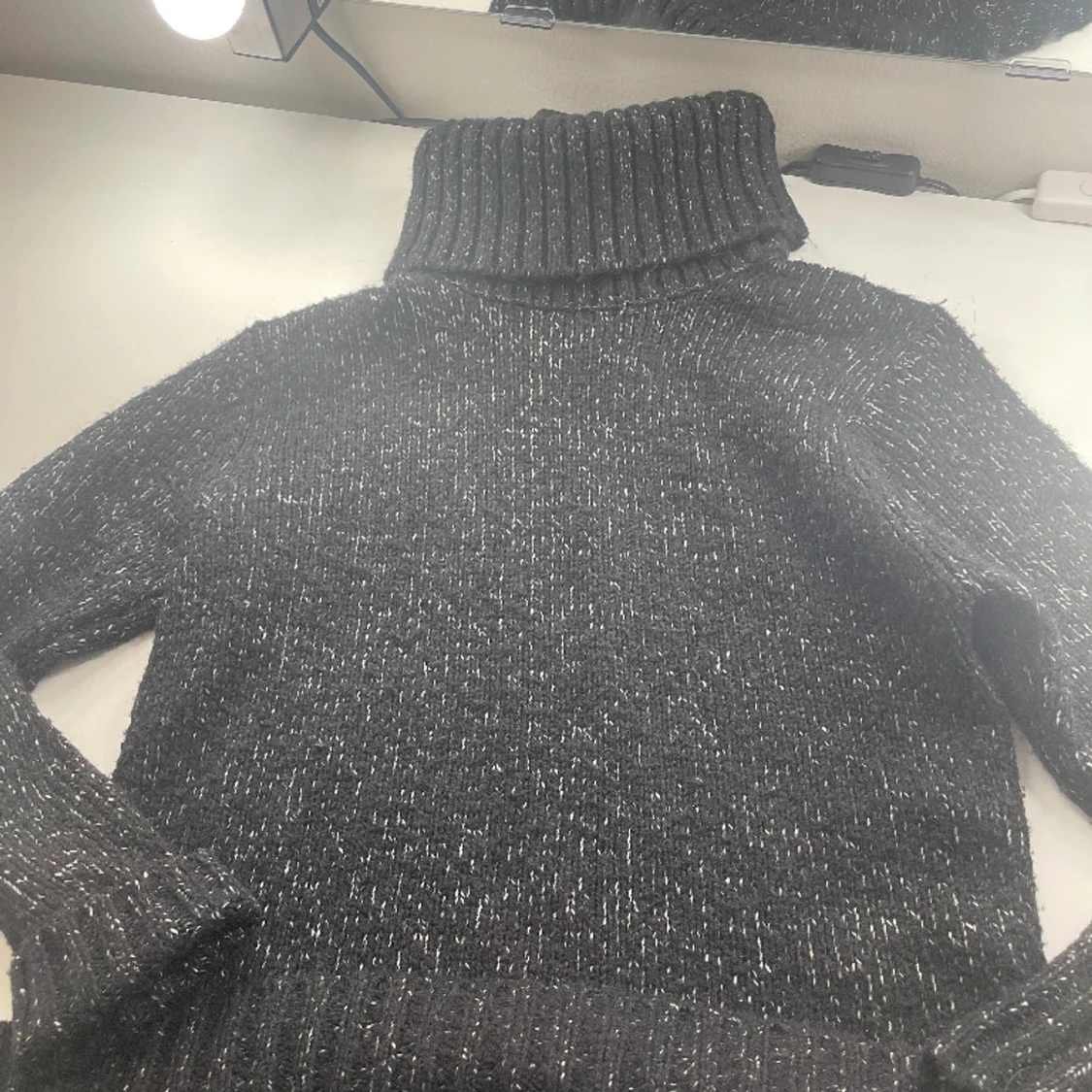 Svart stickad tröja