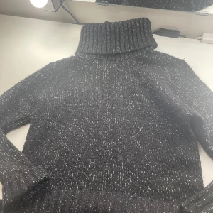 Svart stickad tröja  - Jättemysig svart stickad tröja med spår av gråa ränder. Så mysig och fin passform! 💕