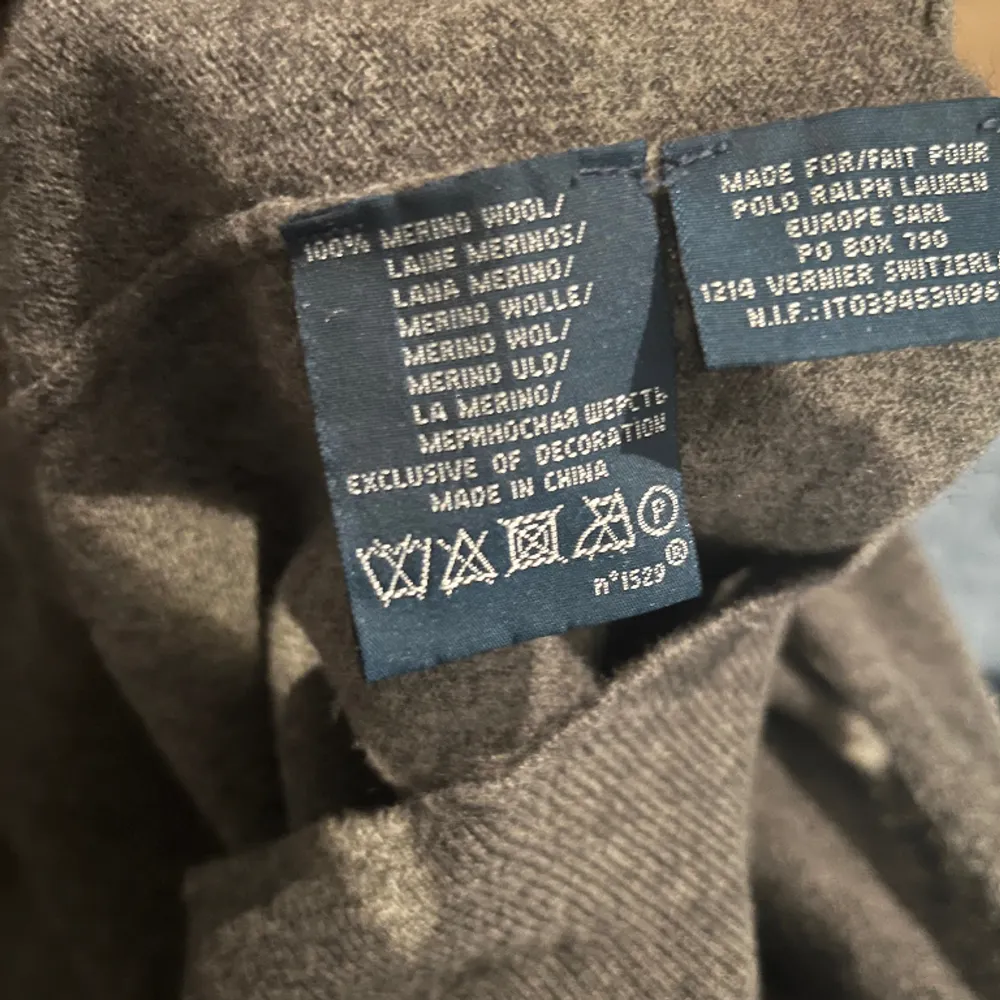 En riktigt fräsch grå ralph lauren tröja i 100% merino ull! Storlek M men kan passa S om man har lite bredare kroppsform. 10/10 skick. Nypris kan gå mellan 1600-2200 kr. Vårt pris 449 kr! Modellen är cirka 180 och väger runt 60 kg. . Stickat.