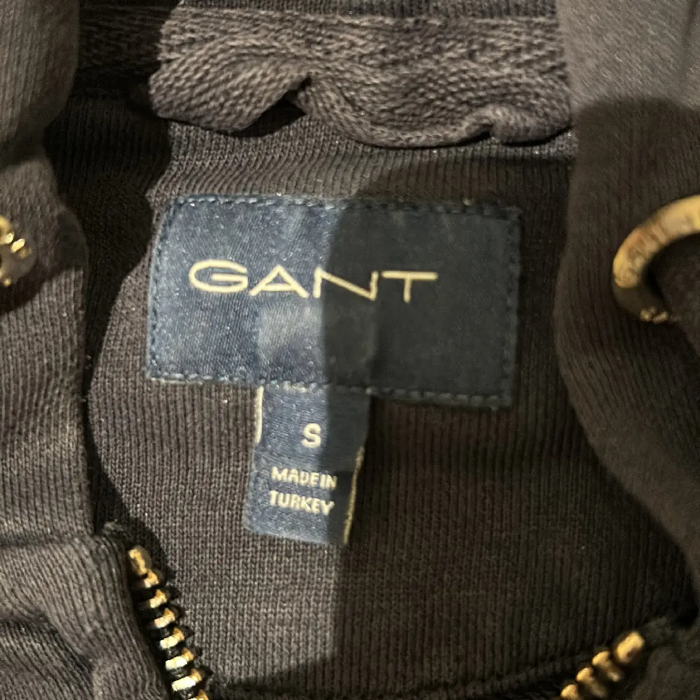 Gant zip hoodie i skick 9/10. Size S. Pris går att diskutera . Hoodies.