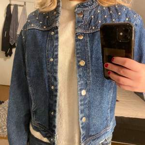 Säljer min snygga jeans jacka med metall detaljer. Endast använd fåtal gånger, så i nyskick. Perfekt till våren