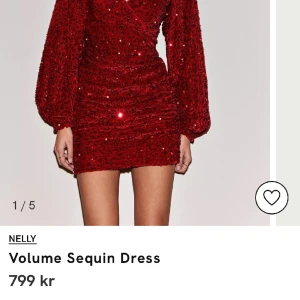 Röd Paljett klänning  - Jättefin och bekväm klänning med paljetter, perfekt till fest. Använd endast en gång. Köpt för 799kr. 