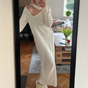 Stickad klänning - Så fin stickad klänning ifrån nakd🤍 sparsamt använd✨ jag är en XS men skulle säga att den även passar dig som har M🥰