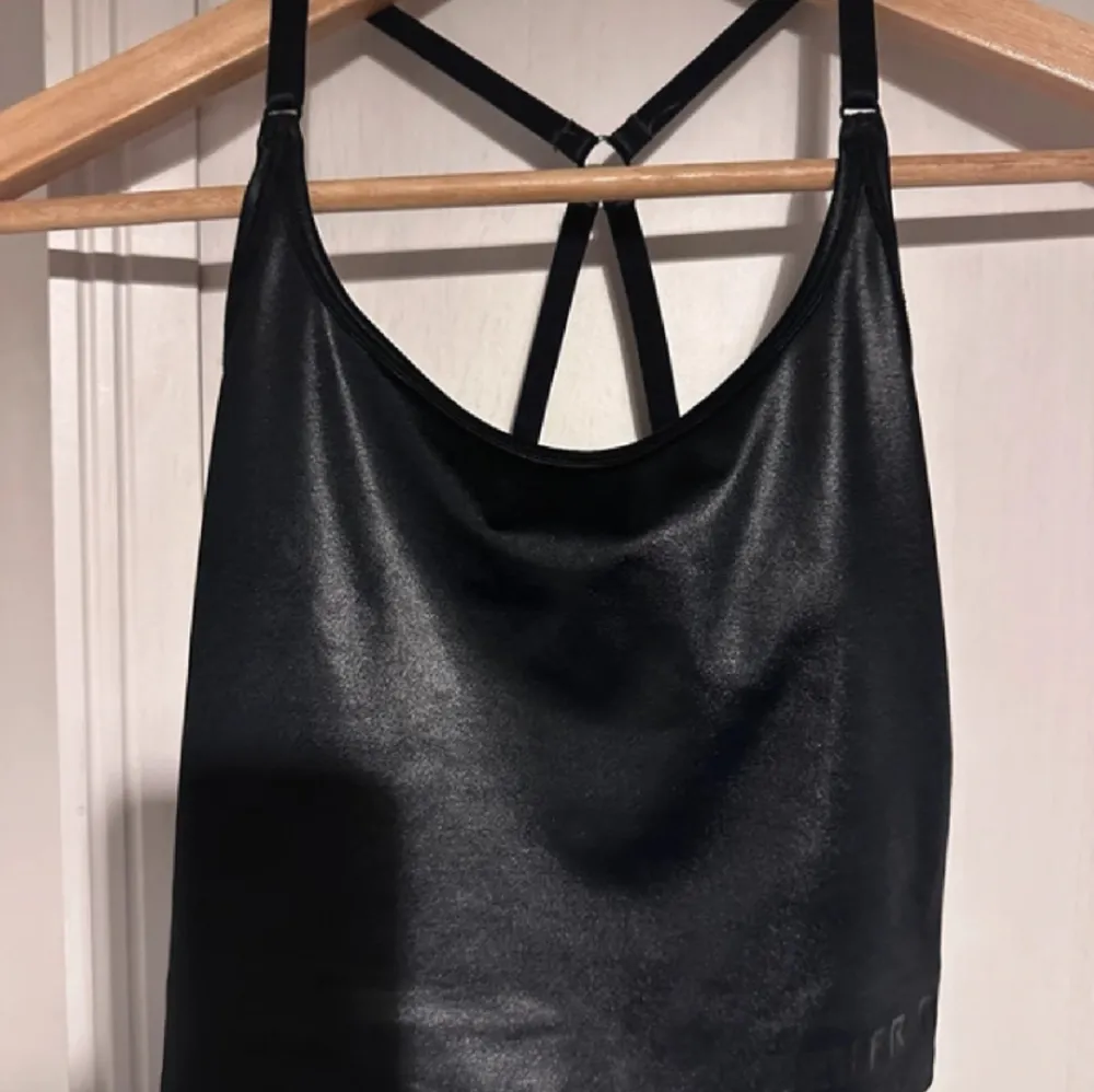 Tag size S but fits like XS. Gently and barely used. Straps are perfect. Vesey Strappy crop top. No support, no pads. Matte surface intact, no cracks. No holes, tears, rips, snags, fuzz, fading, runs, pilling. Smoke and pet free. Toppar.
