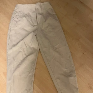 Beiga kostymbyxor  - Beiga kostymbyxor från zara, fint skick, knappt använda