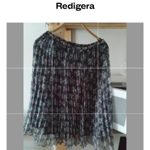 Blågrå blommig kjol Hm 42 - Blågrå småblommig somrig plisserad kjol Hm.   Sparsam använd och fint skick men för liten för mig.  Kommer från djur och rökfritt hem.    Lite använd men i väldigt fint   