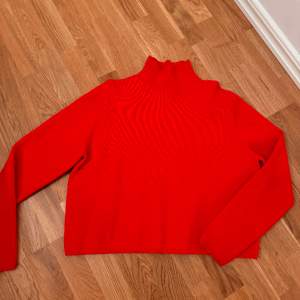 Röd stickad tröja från Other stories 