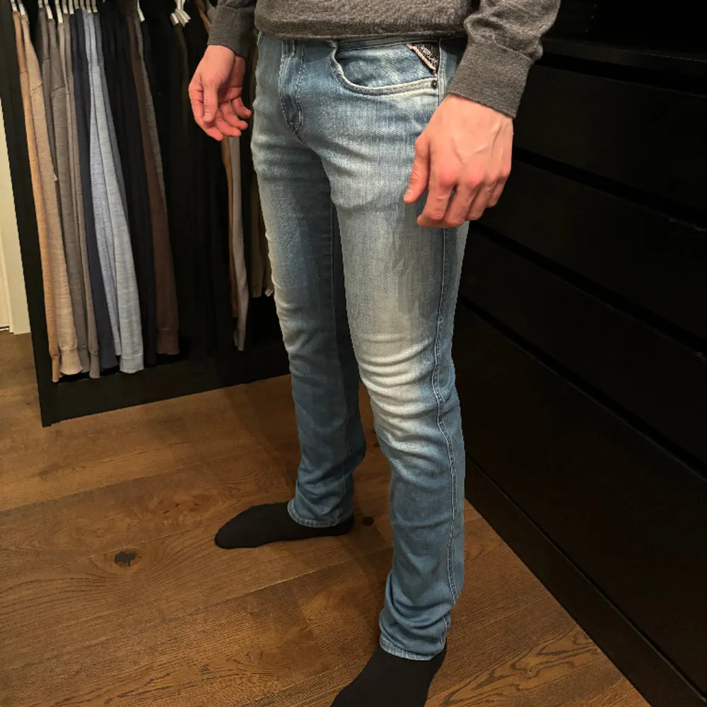 Replay ”ANBASS HYPERFLEX” Jeans  ⚫️Vårt pris: 699 ⚫️Nytt pris: 1600 ⚫️Storlek: W30 L32  ⚫️Skick: 8/10, lite utstretchade ⚫️Material: 87% bomull 9% polyester 4% elastan  Intresserad eller frågor? Ses i DM✅. Jeans & Byxor.