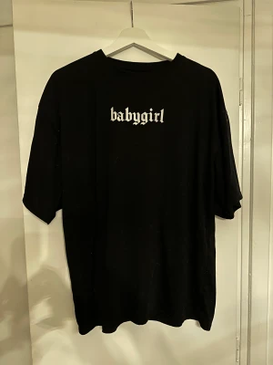 Babygirl T-shirt  - Storlek M, Oversized och så fin!