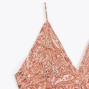 Zara klänning  - Säljer min andra zara klänning som är helt slutsåld på hemsidan💘 använd fåtal gånger (ca 2) och är i nyskick. storlek xs 🫶🏼