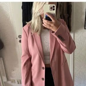 Rosa kavaj - Rosa kavaj från nakd, trasig lapp (se bild) annars bra skick💕