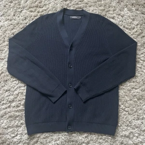 Stickad Cardigan  - Asnice cardigan från Dressmann i storlek Large. I mycket bra skick, i princip aldrig använd! Skriv om ni har funderingar