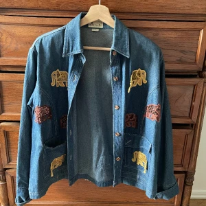 Söt jeansjacka  - Jättesöt vintage jeansjacka med elefanter på!!