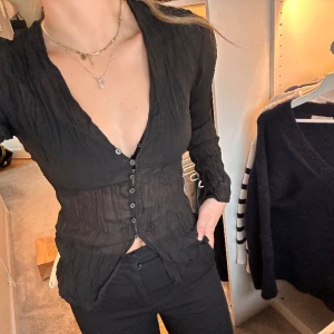 Meshblus - Säljer denna snygga meshblus från Gina! Supersnygg till fest🤍 använd en gång! Storlek 36