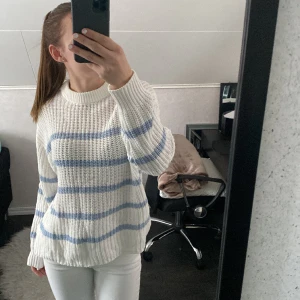 Stickad tröja  - Typ som ny, jättefin