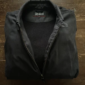 Oscar Jacobson vintage jacka - Säljer denna feta jackan från Oscar Jacobson. Passar till höst/vinter. Passar bra in på vintage/skater/Y2k stil. Skriv vid intresse.